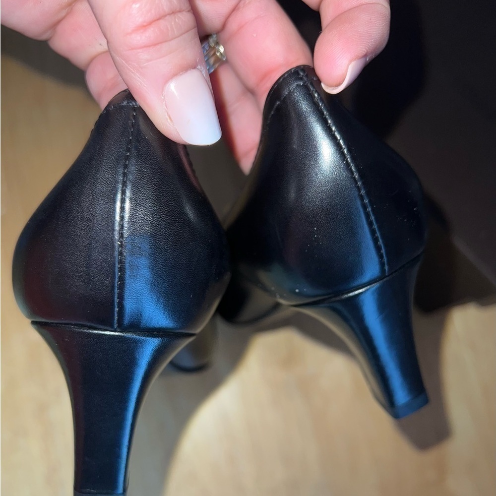 Louis Vuitton uniform black pumps. In excellent condition. - Picture 3 of 8